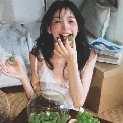 虚拟小姐在看着你